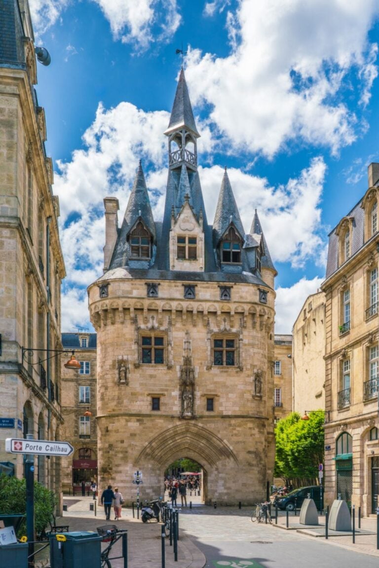 25 Epic Things to Do in Bordeaux (From Wine Tours to Views!)