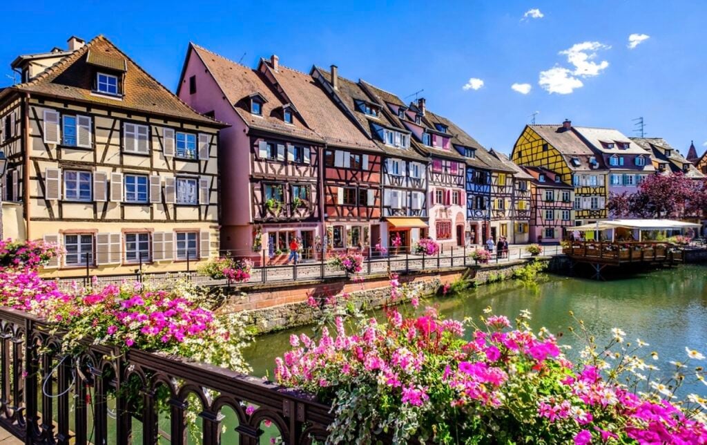 Charming view of the colorful houses along the canal in Colmar's Little Venice, one of the most picturesque places to visit in Alsace, known for its vibrant architecture and stunning canals.