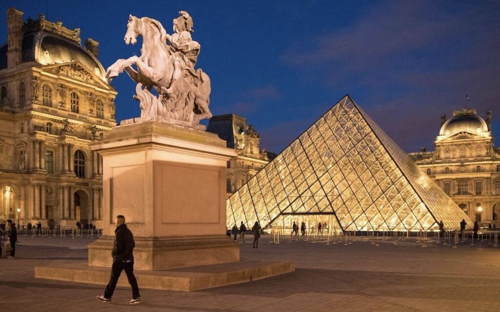 things to do in paris at night