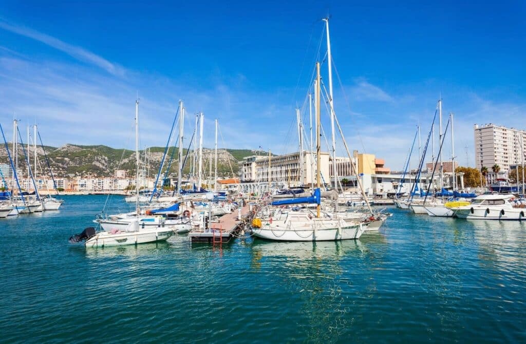 Strolling along Toulon’s vibrant marina, lined with sailboats and waterfront cafés, is one of the most relaxing things to do in Toulon.